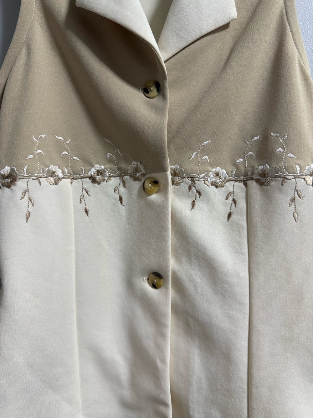 Vintage RAW Sleeveless Two-Tone Embroidered Button Front Top - Beige & Ivory - Picture 3 of 7